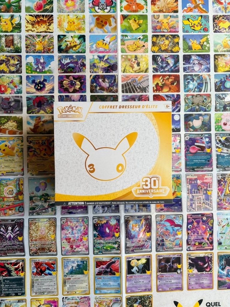ETB 30 jaar Pokémon, Hobby en Vrije tijd, Ophalen of Verzenden, Nieuw, Boosterbox, Foil