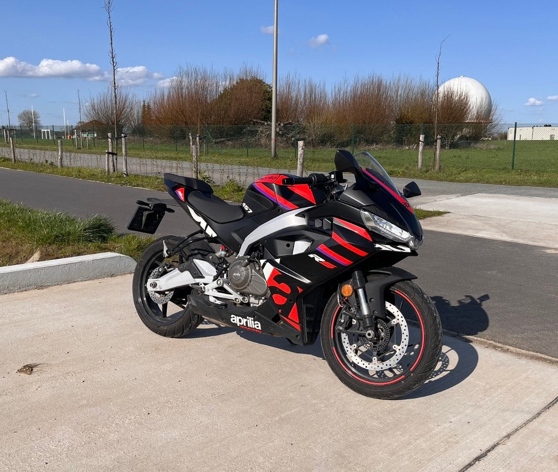 2025 Aprilia RS 457 zwart/rood, Motoren, 2 cilinders, Gebruikt, ABS, Minimaal motorrijbewijs A2