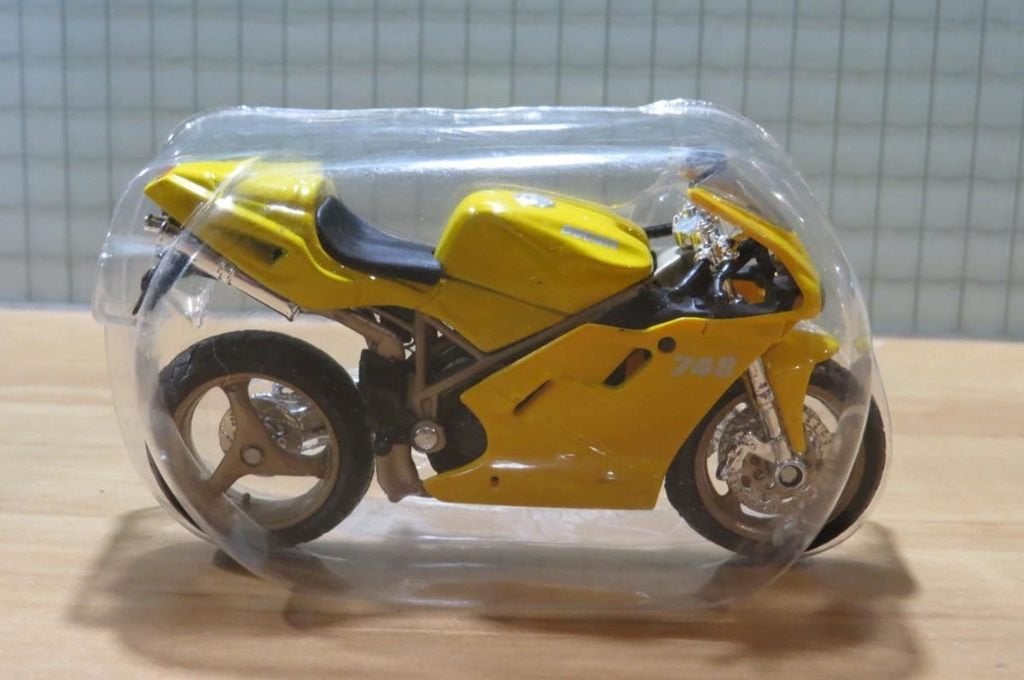 Ducati 748 yellow 1:18 blister, Hobby & Loisirs créatifs, Voitures miniatures | 1:18, Enlèvement ou Envoi, Neuf, Moteur, Maisto