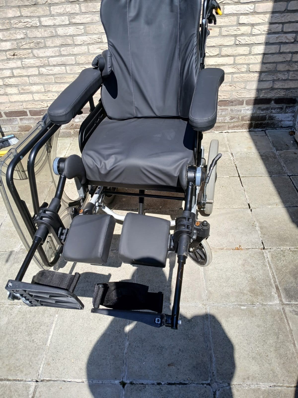 Kantel zorgstoel Rea Azalea Assist, topmerk in nieuwstaat, Diversen, Rolstoelen, Ophalen
