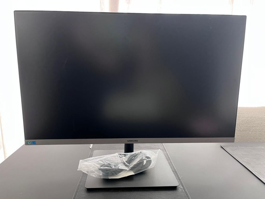 Samsung beeldscherm - 65 EUR voor 1 of 120 EUR voor 2, HD, IPS, DisplayPort, In hoogte verstelbaar