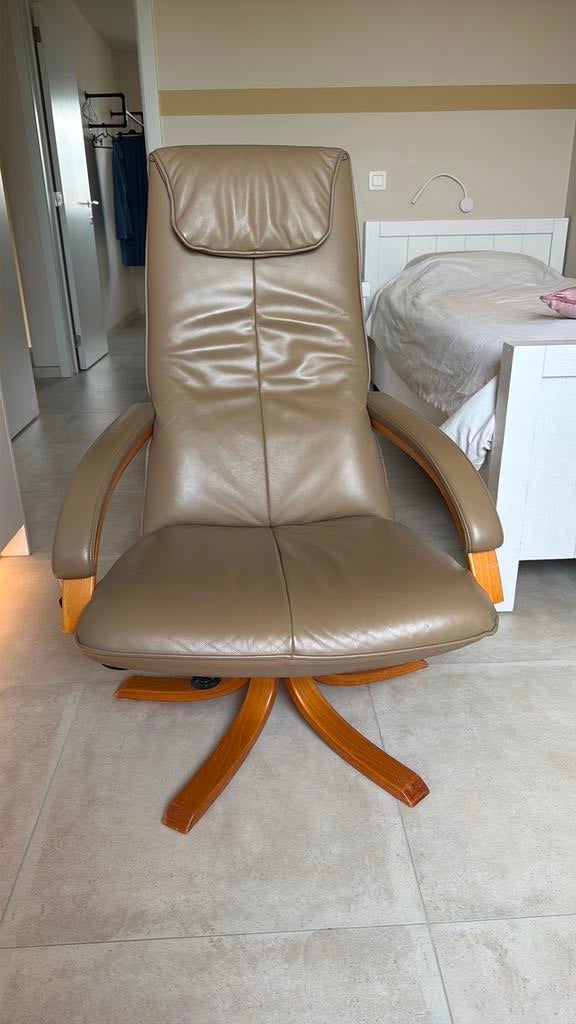 Relax in leder, kleur taupe, manueel verstelbaar, Ophalen, Zo goed als nieuw, Leer