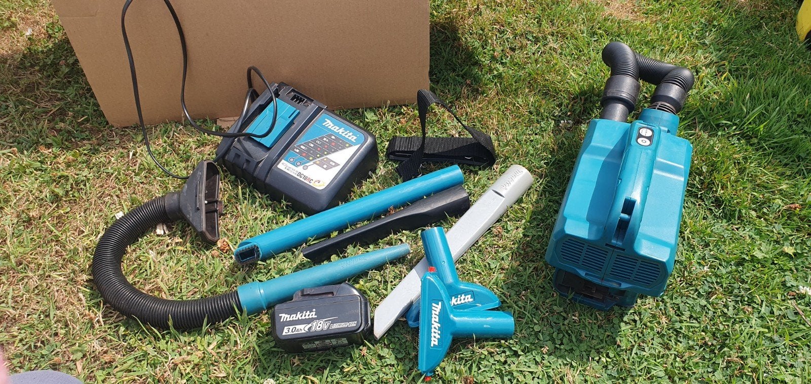 Ensemble d'aspirateur de voiture Makita DCL184RF avec batter, Enlèvement