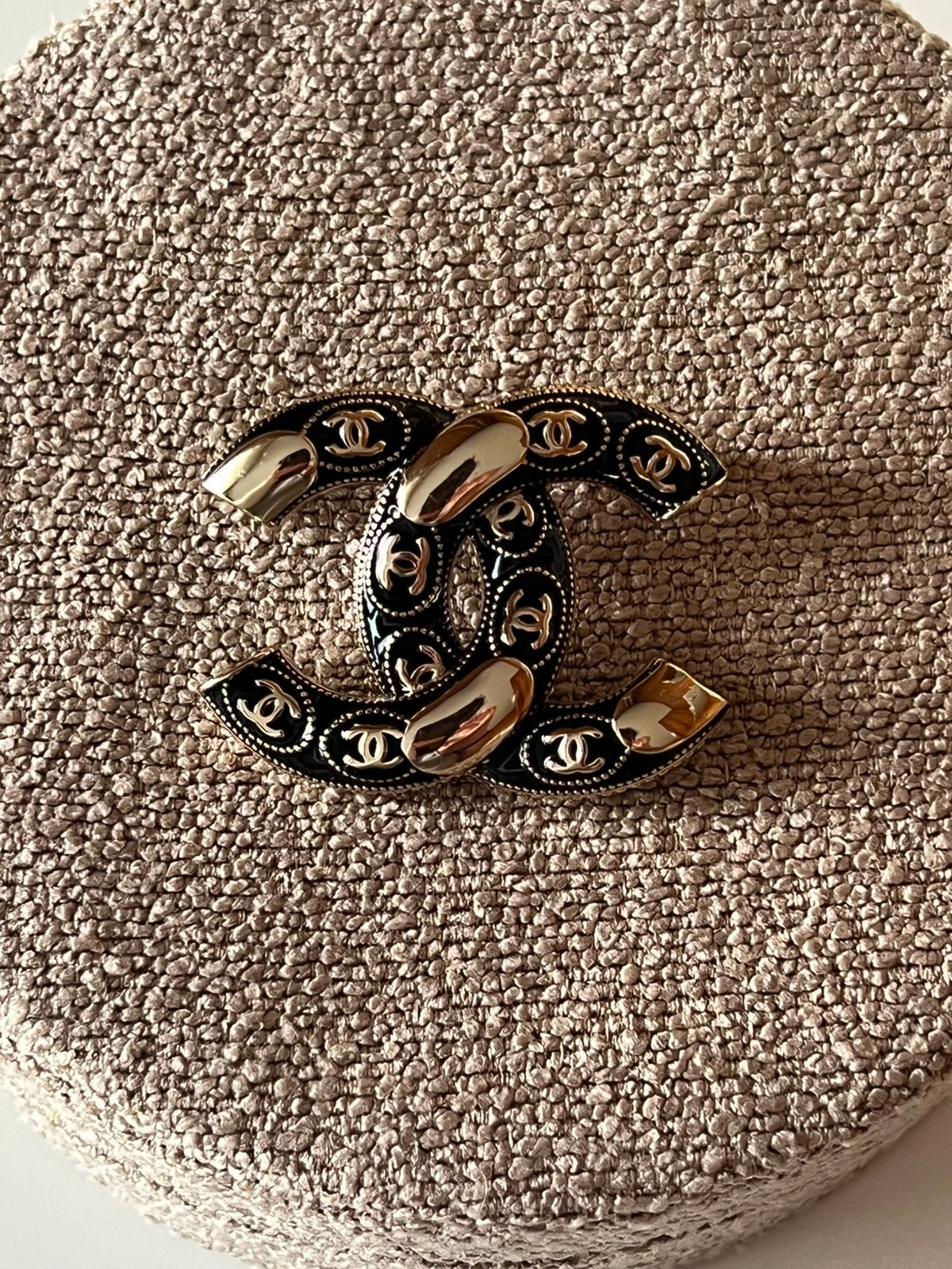 Chanel Brooche Vintage Model Zwart met Goud, Handtassen en Accessoires, Broches, Zo goed als nieuw, Goud, Zwart, Ophalen of Verzenden