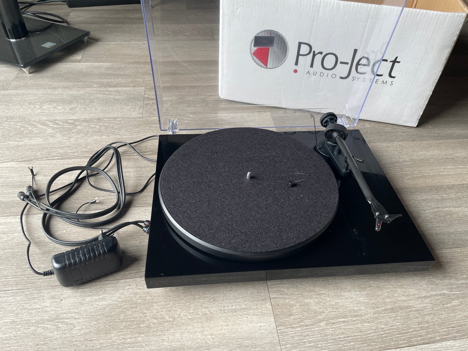 Project debut carbon met OM10, TV, Hi-fi & Vidéo, Tourne-disques, Enlèvement, Comme neuf