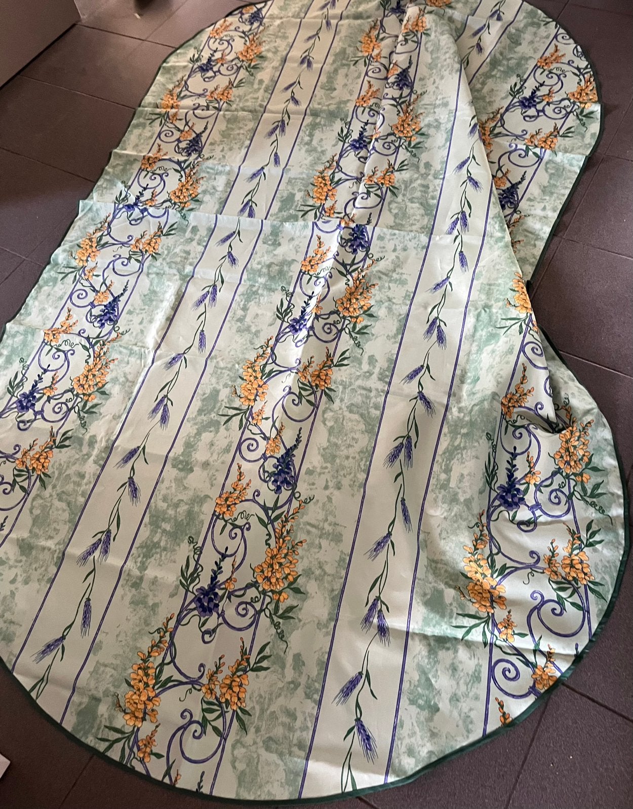 A donner grande nappe, Maison & Meubles, Cuisine | Linge de cuisine, Enlèvement, Utilisé
