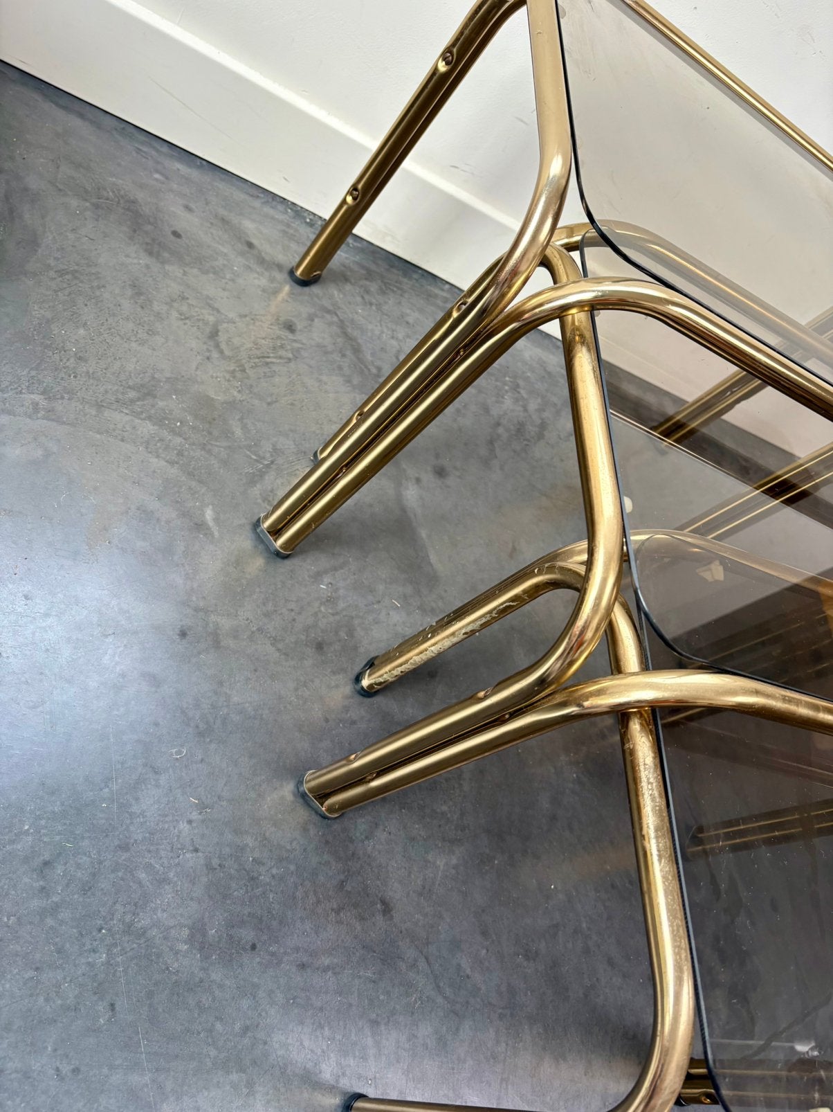Vintage set 3 bijzettafels, goud buisframe rookglas ‘70, Ophalen of Verzenden