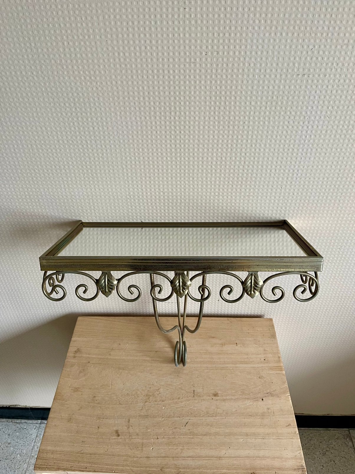 Étagère murale vintage dans un élégant cadre en laiton, Antiquités & Art, Enlèvement ou Envoi