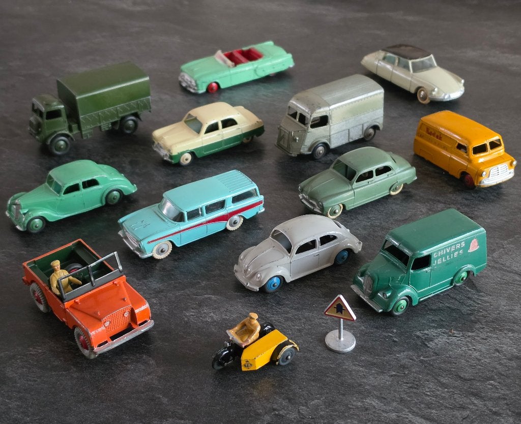 Lot van 13 DINKY TOYS Auto's Meccano Ltd, Enlèvement ou Envoi, Voiture, Dinky Toys