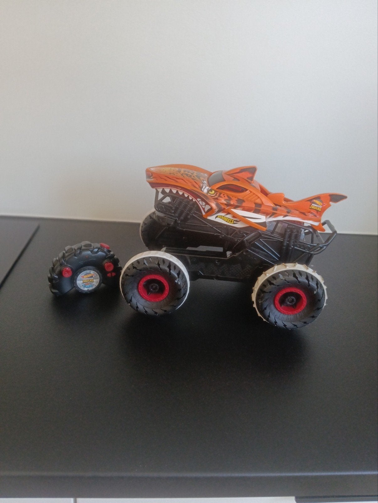 auto op afstandbediening / Wheels Monster Trucks Tiger Shark, Antiek en Kunst, Ophalen of Verzenden