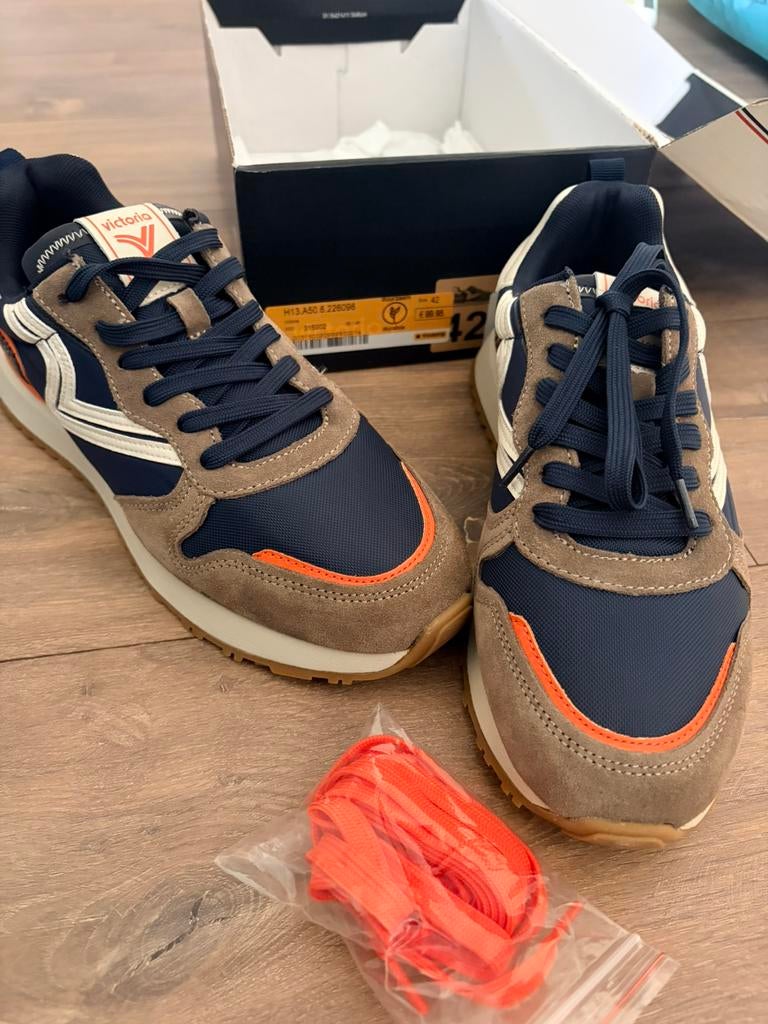 Victoria sneaker maat 42 nieuw!, Neuf, Brun, Enlèvement, Baskets