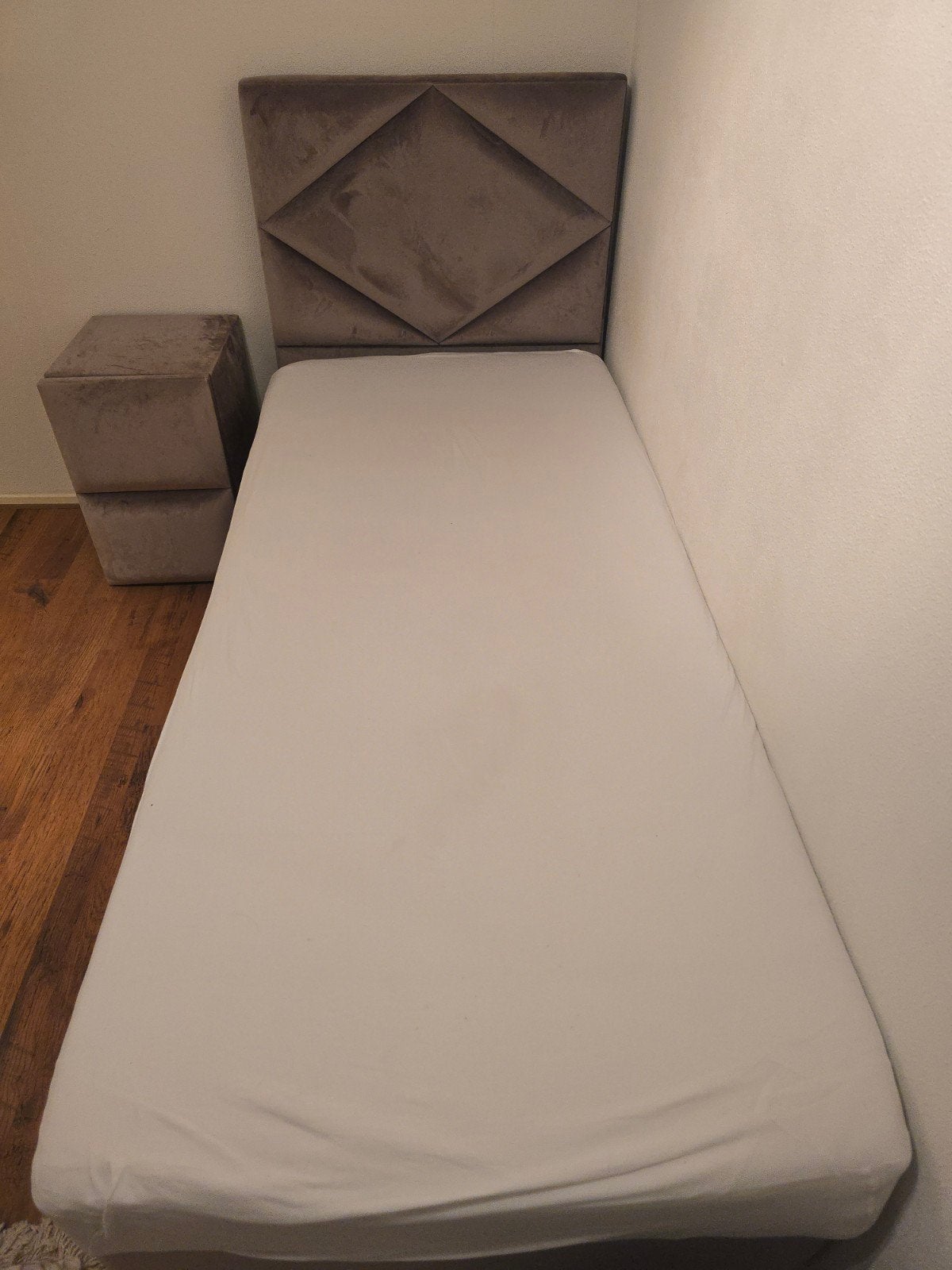 Prachtige Luxe Velvet Boxspring 90x200 met nachtkastje, bed, Huis en Inrichting, Ophalen, 90 cm, Eenpersoons, Beige