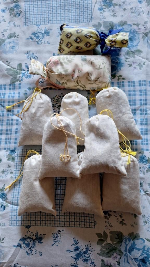 Set van 10 gevulde geurzakjes. De 8 witte zijn gevuld met ce, Gebruikt, Overige kleuren, Ophalen of Verzenden, Katoen