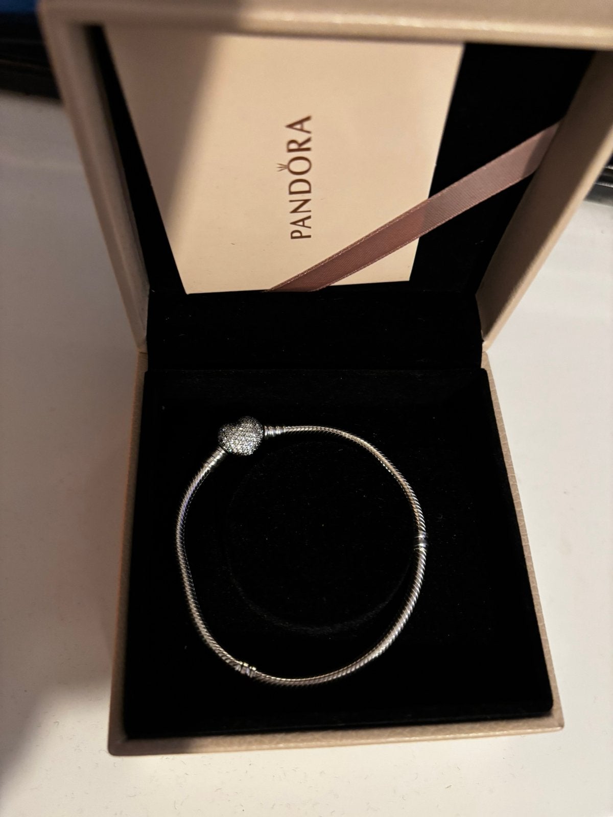 Bracelet Pandora à fermoir en forme de cœur, Enlèvement ou Envoi, Comme neuf, Avec strass, Argent