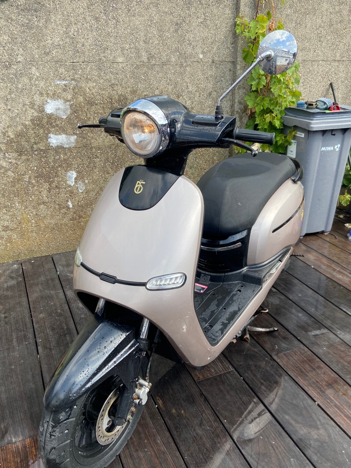 Scooter a klasse met alle papieren, Fietsen en Brommers, Ophalen, Zo goed als nieuw