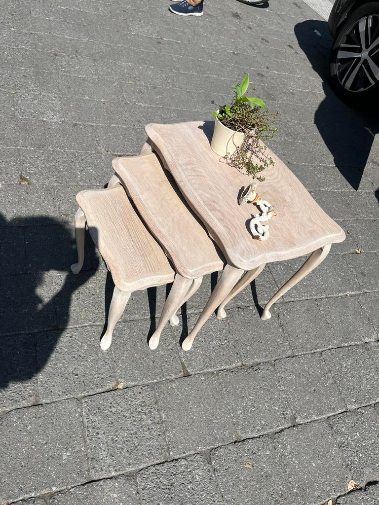 2 grotere, houten tafeltjes, bijzettafels, Ophalen, Hout