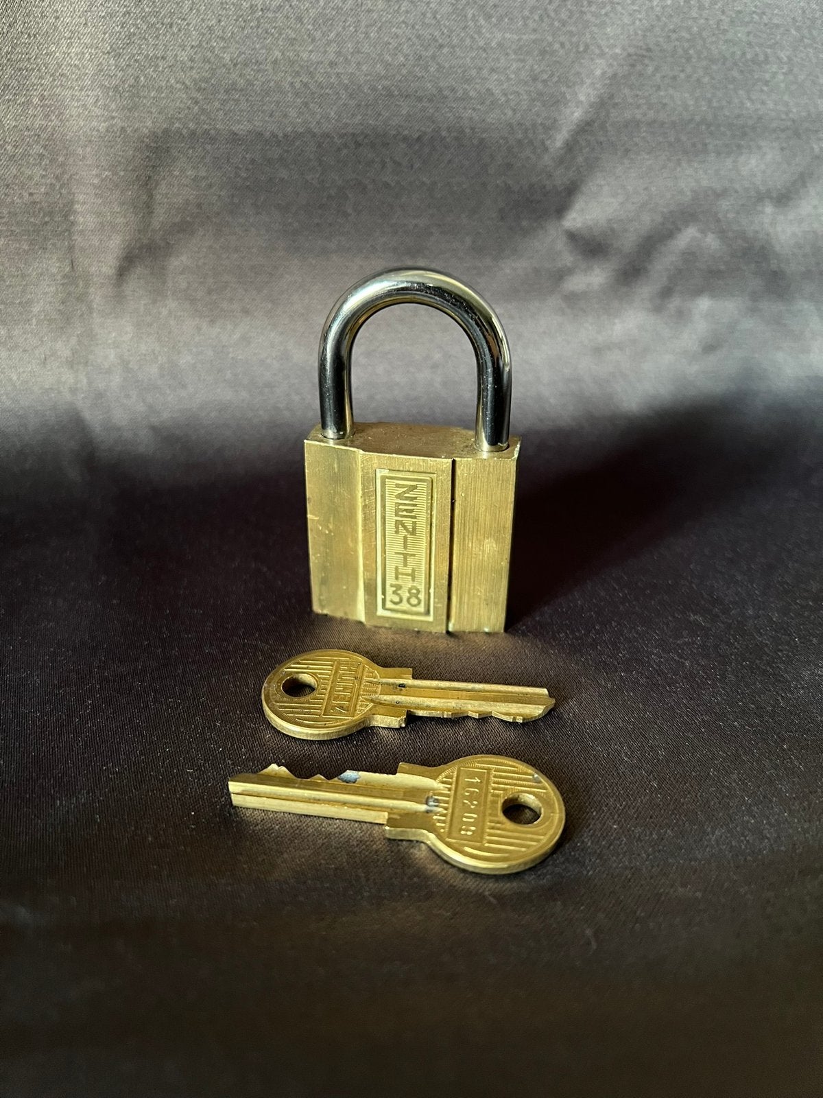 Ancien Cadenas en laiton massif Zenith 38 + 2 Clés Origine, Enlèvement ou Envoi, Comme neuf, Cuivre ou Laiton, Clé