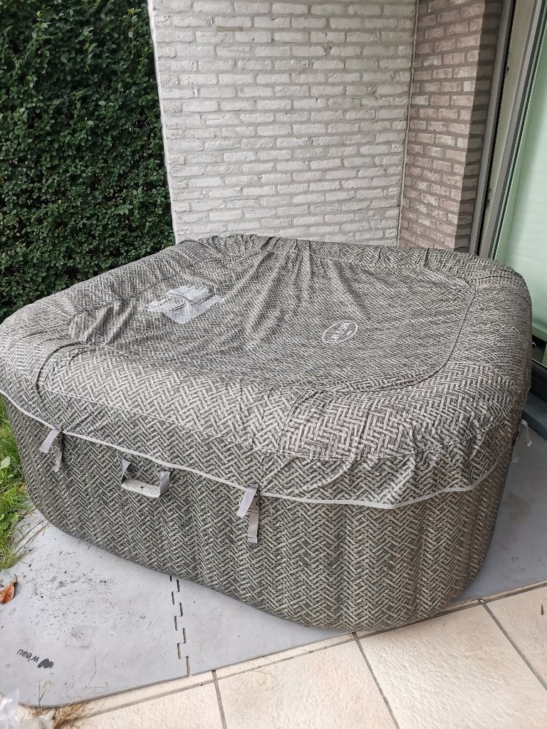Jacuzzi. Lazy spa 6 personen bubbels en 4 airjets, Tuin en Terras, Ophalen, Zo goed als nieuw, Afdekzeil, Opblaasbaar