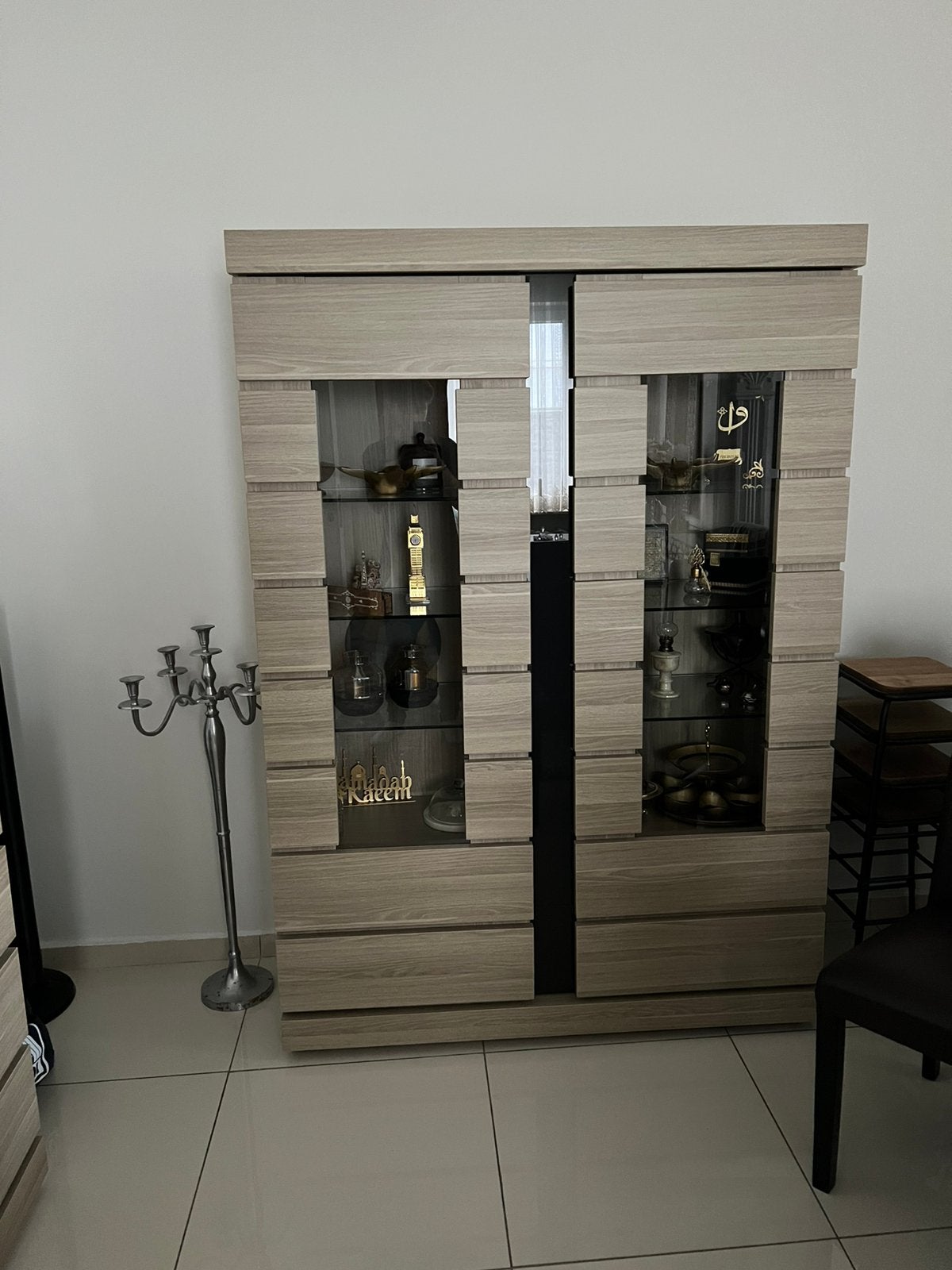 Moderne vitrinekast met glazen leggers – houtlook afwerking, Huis en Inrichting, Ophalen, Zo goed als nieuw