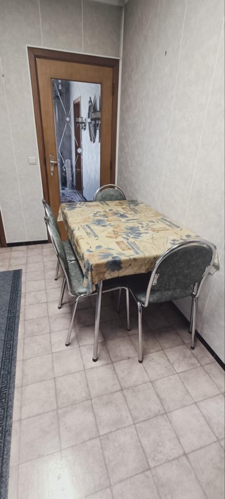 Table de cuisine avec 4 chaises, Enlèvement