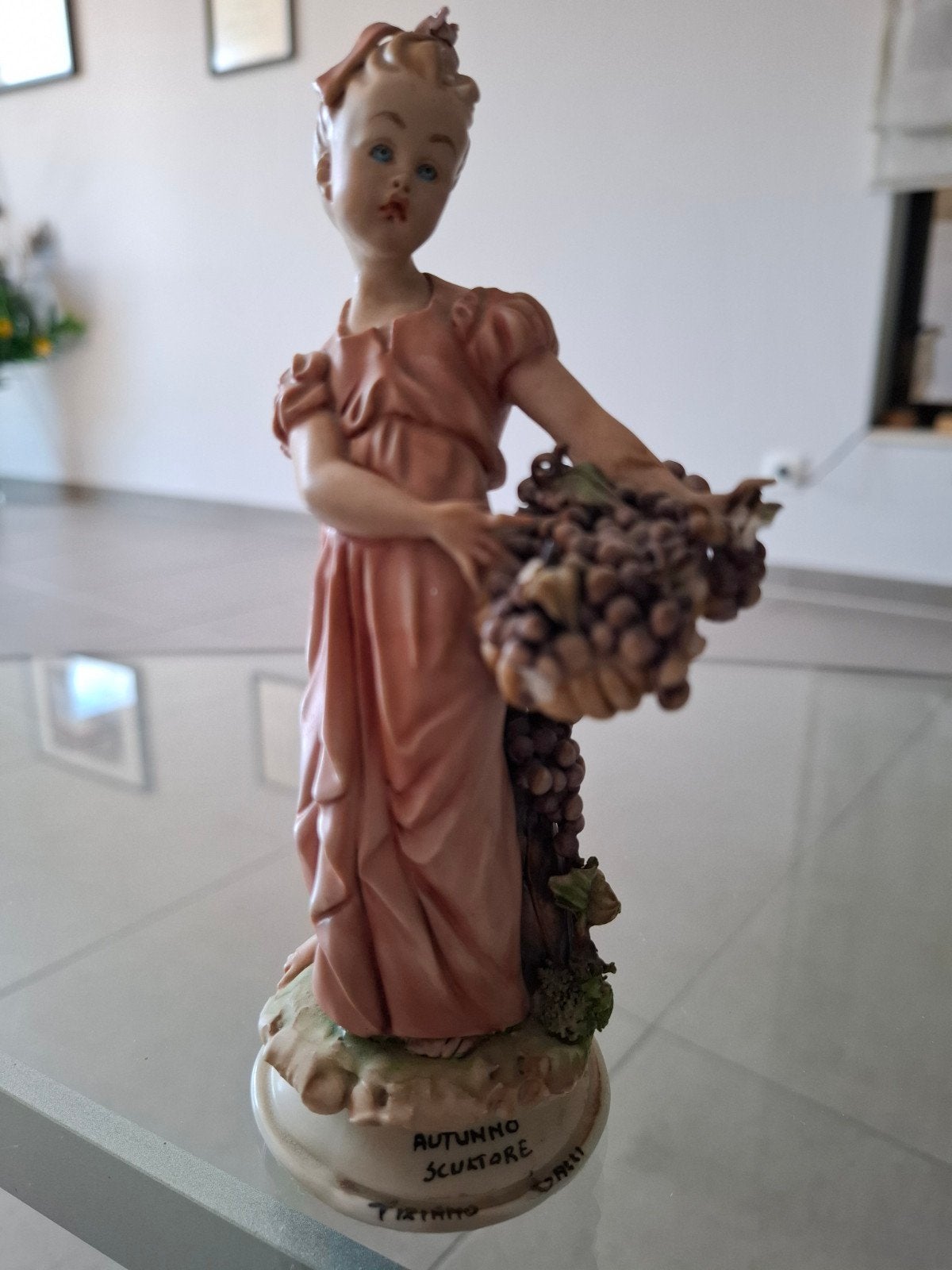 Trois figurines (fabriquées à la main), Enlèvement