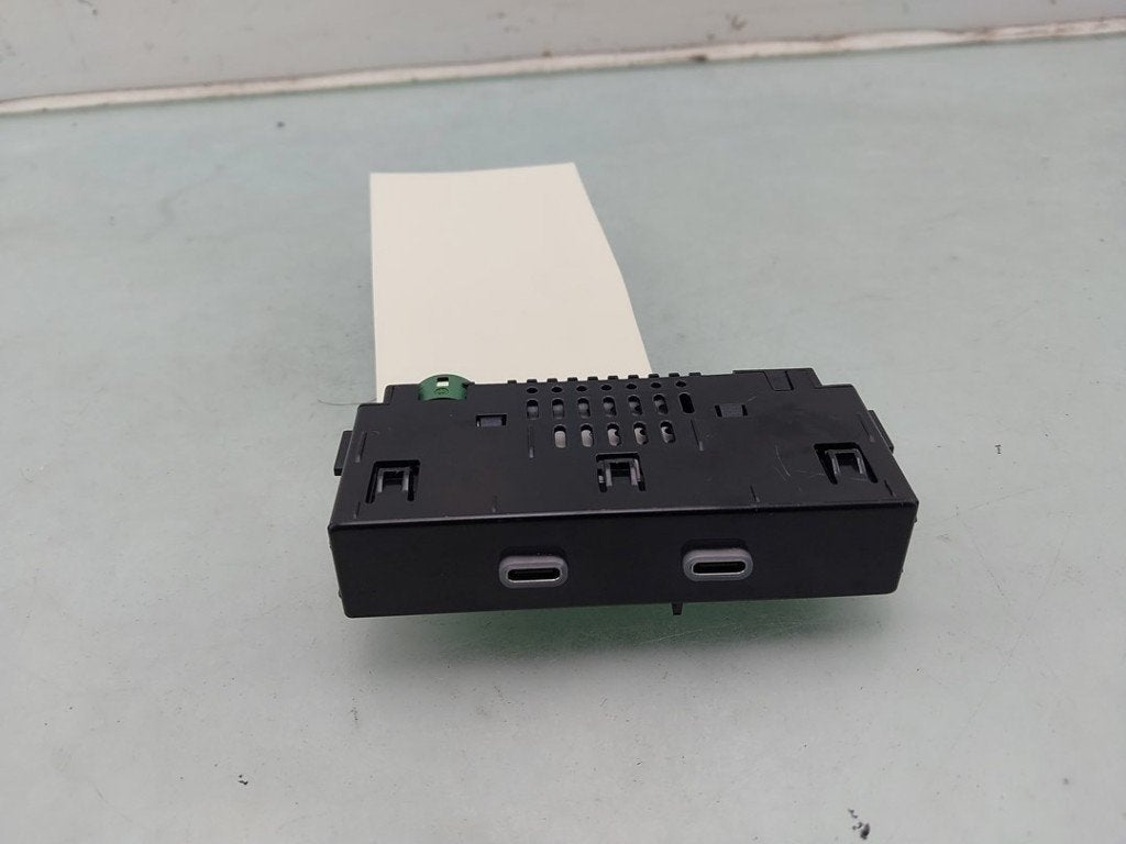 AUX/USB POORT Skoda Kamiq (|657035736|657035736A|), Gebruikt, Info@skoda-auto.de, Skoda, Max-Planck-Straße  3-5
64331  Weiterstadt, DE