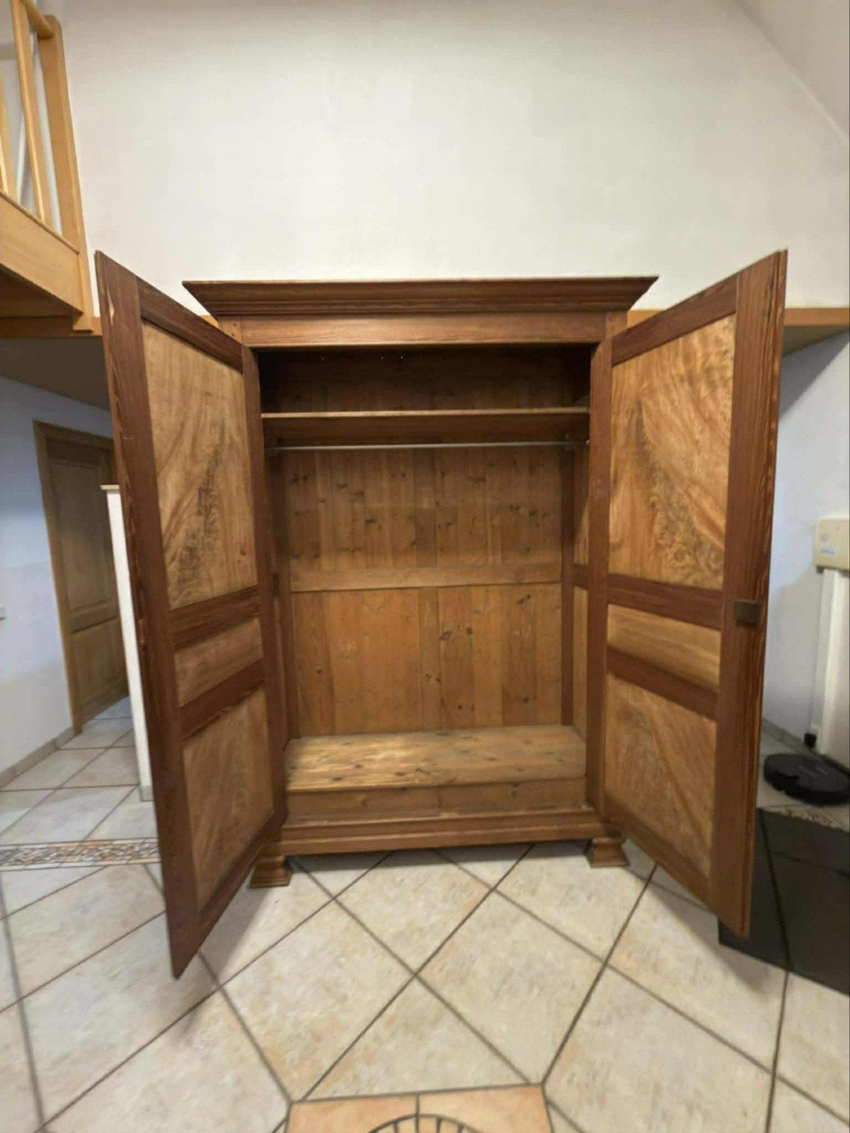 armoire ancienne haute en bois de pitchpin avec corniche
À l, Enlèvement