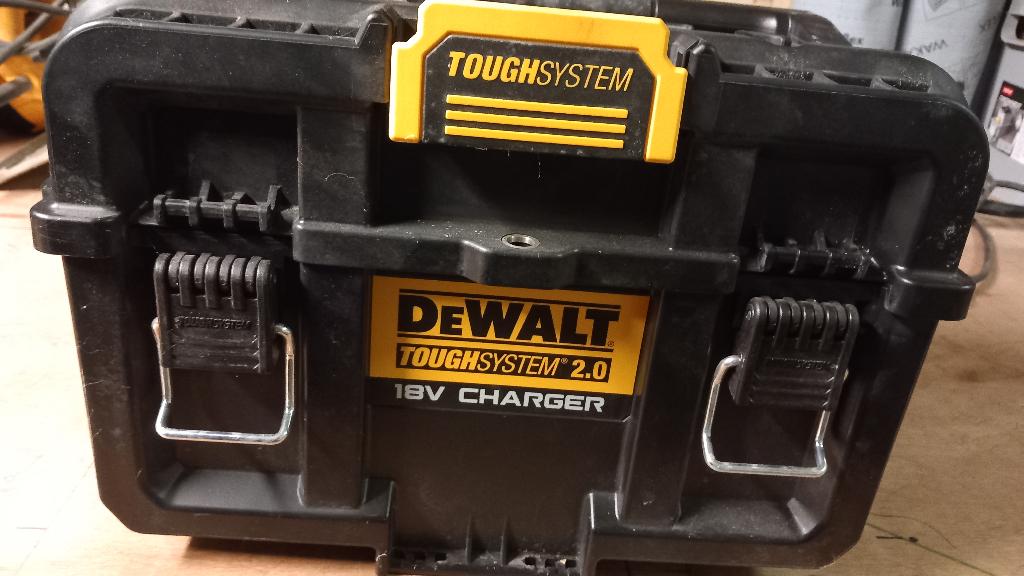 Dewalt battery charger, Bricolage & Construction, Outillage | Autres Machines, Enlèvement, Comme neuf