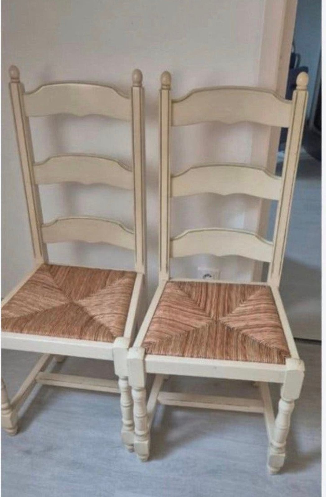 Paar vintage stoelen in massief hout in hun originele staat., Huis en Inrichting, Stoelen, Ophalen