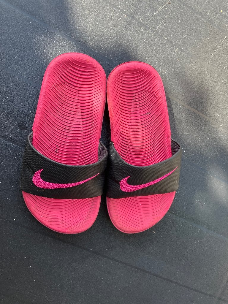 Slippers Nike 28, Kinderen en Baby's, Kinderkleding | Schoenen en Sokken, NIKE, Gebruikt, Meisje, Overige typen