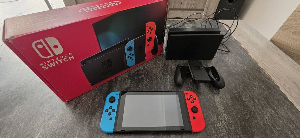 Nintendo Switch (Modèle V2) Comme Neuve + Jeu Switch Sports, Switch 2019 Upgrade, Avec 1 manette, Comme neuf, Enlèvement