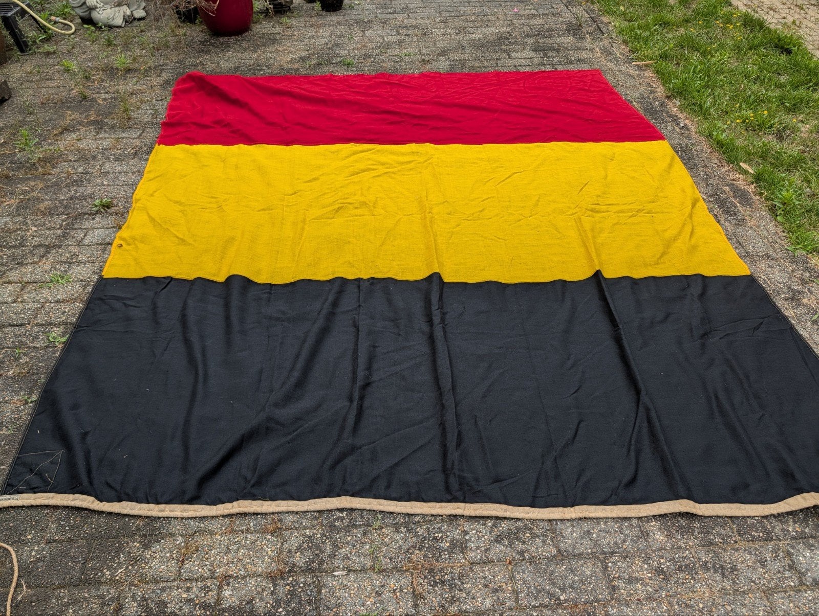 Oude Belgische vlag, Ophalen