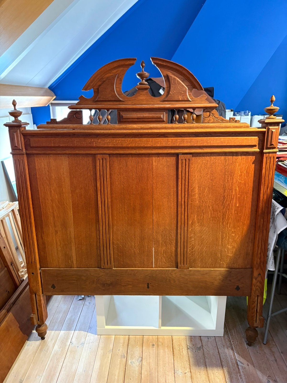 Beau lit ancien en chêne - écusson original + cadre à lattes, Enlèvement