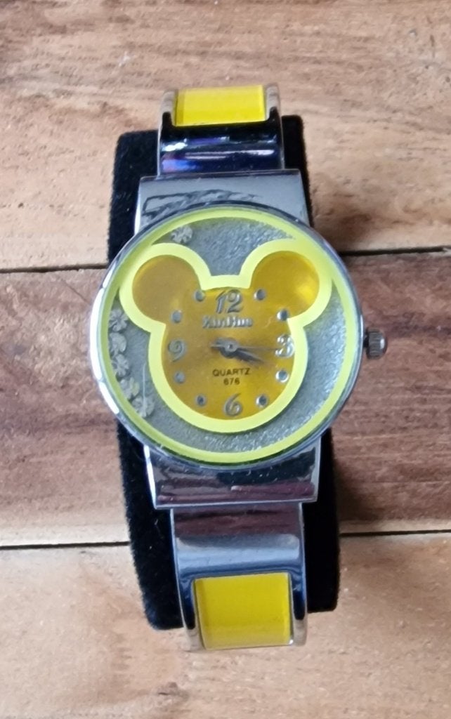 Horloge Mickey Mouse geel, Bijoux, Sacs & Beauté, Enlèvement ou Envoi, Avec strass, Acier, Neuf