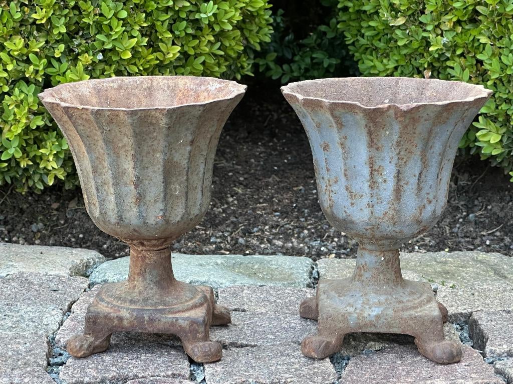 2 gietijzeren tuinvazen - bloempotjes - uitstekende staat, Tuin en Terras, Ophalen, Balkon