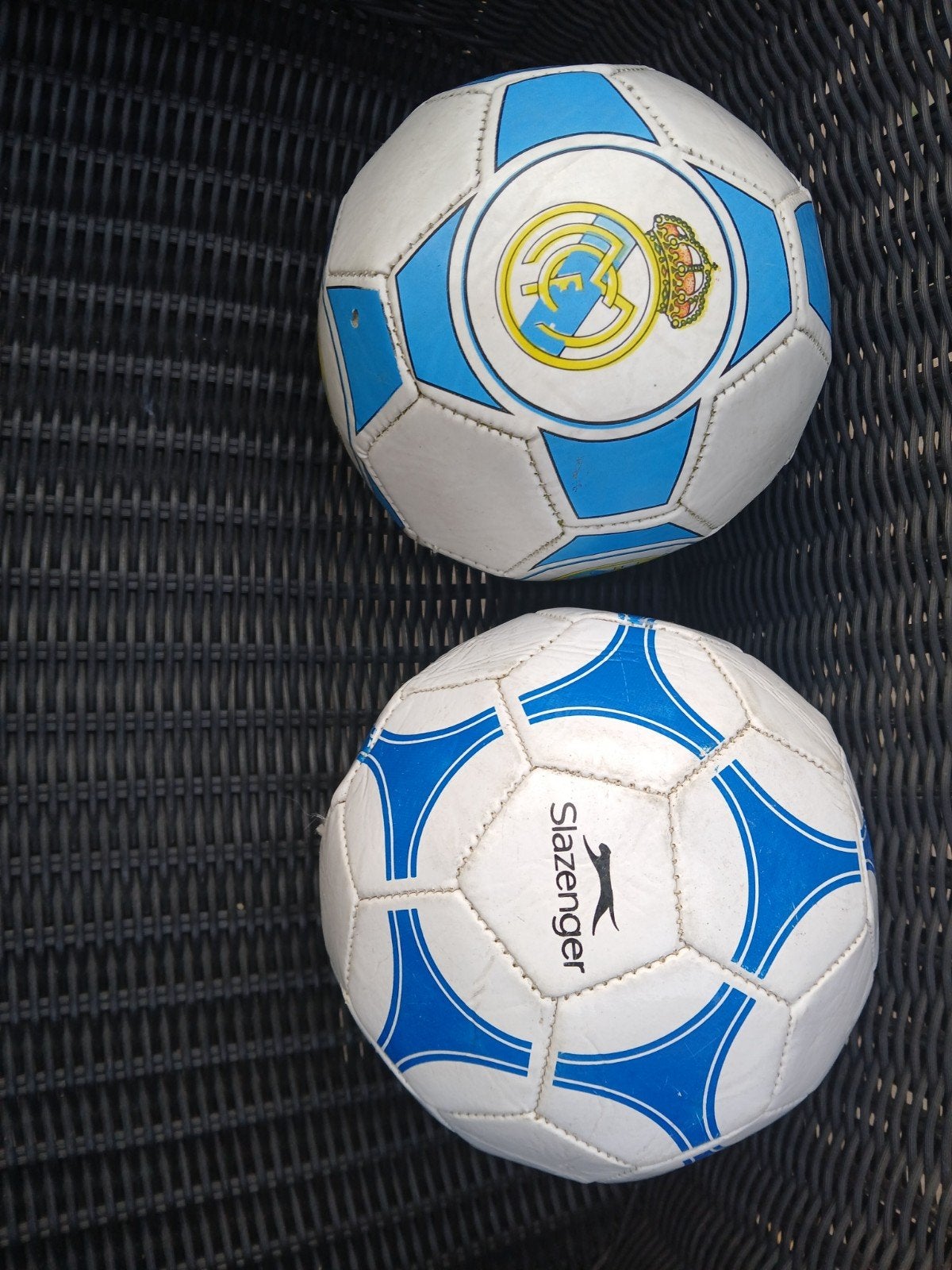 2 mini voetballen, Enlèvement