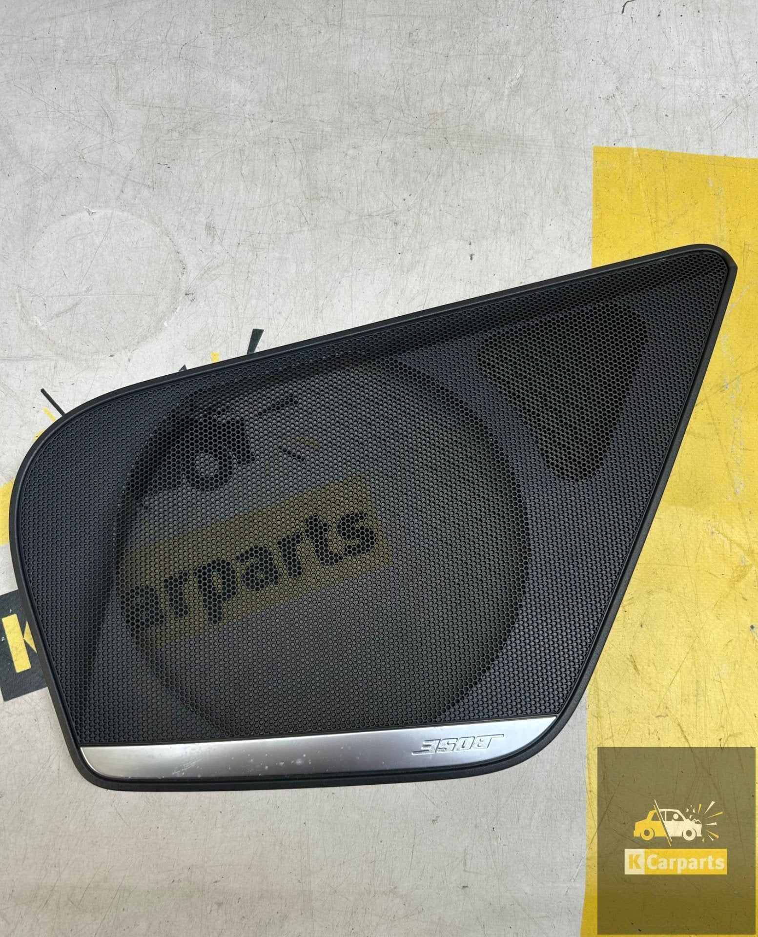 AUDI A6 Bose luidsprekerafdekking links voor 4G0035419A, Info@fabrikant.eu, Fabrikantstraat 1
1000 AA  Amsterdam, NL, Audi, Fabrikant BV