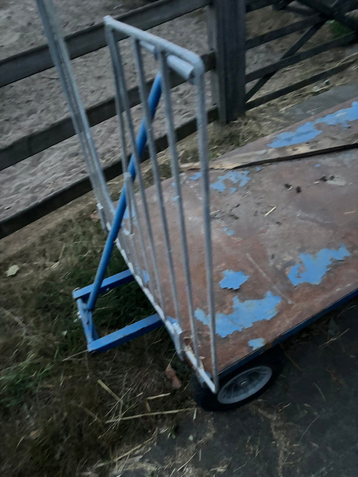 Compacte stro kar met werk aan., Dieren en Toebehoren, Accessoires