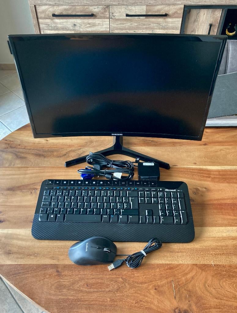 PC set (monitor-toetsenbord-muis), Computers en Software, Ophalen, Zo goed als nieuw