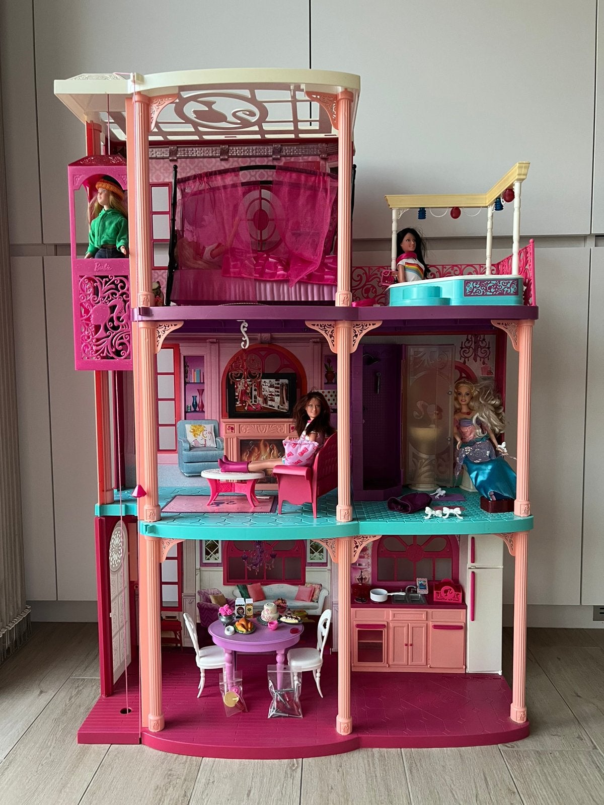 Barbiehuis met accessoires, Ophalen, Gebruikt, Poppenhuis