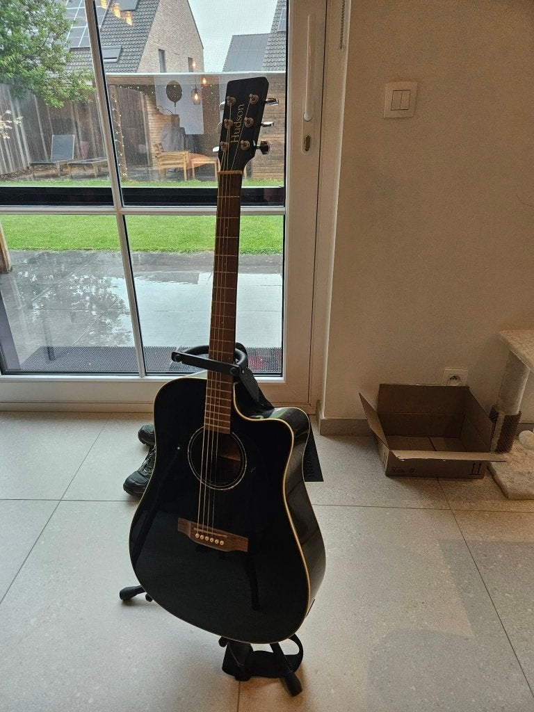 Versterkte Akoestische gitaar Hudson "Black Falcon" EQ, Muziek en Instrumenten, Snaarinstrumenten | Gitaren | Akoestisch, Zo goed als nieuw