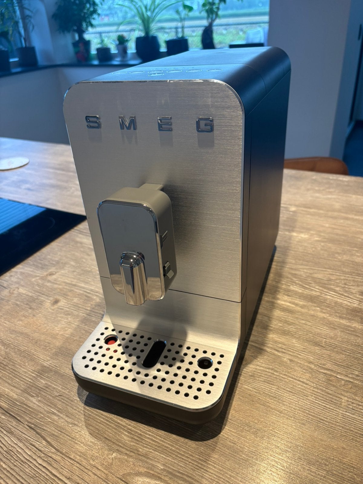 SMEG volautomatisch koffiemachine BCC13BLMEU, Elektronische apparatuur, Ophalen, Afneembaar waterreservoir, Koffiemachine, Koffiebonen