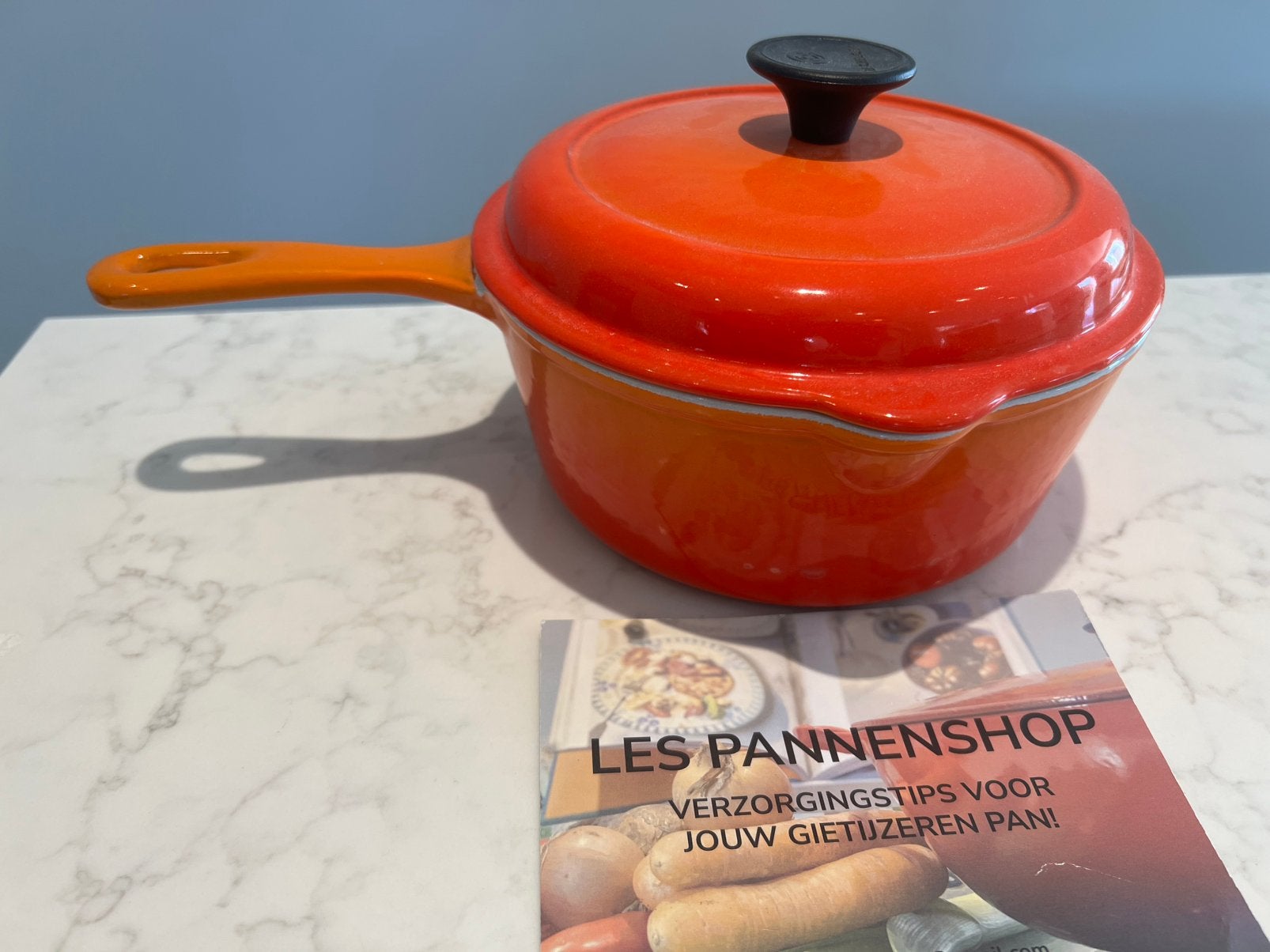 Le Creuset Cassadou 20 cm Orange vulcanique très bon état, Avec couvercle, Enlèvement ou Envoi, Le Creuset, Comme neuf