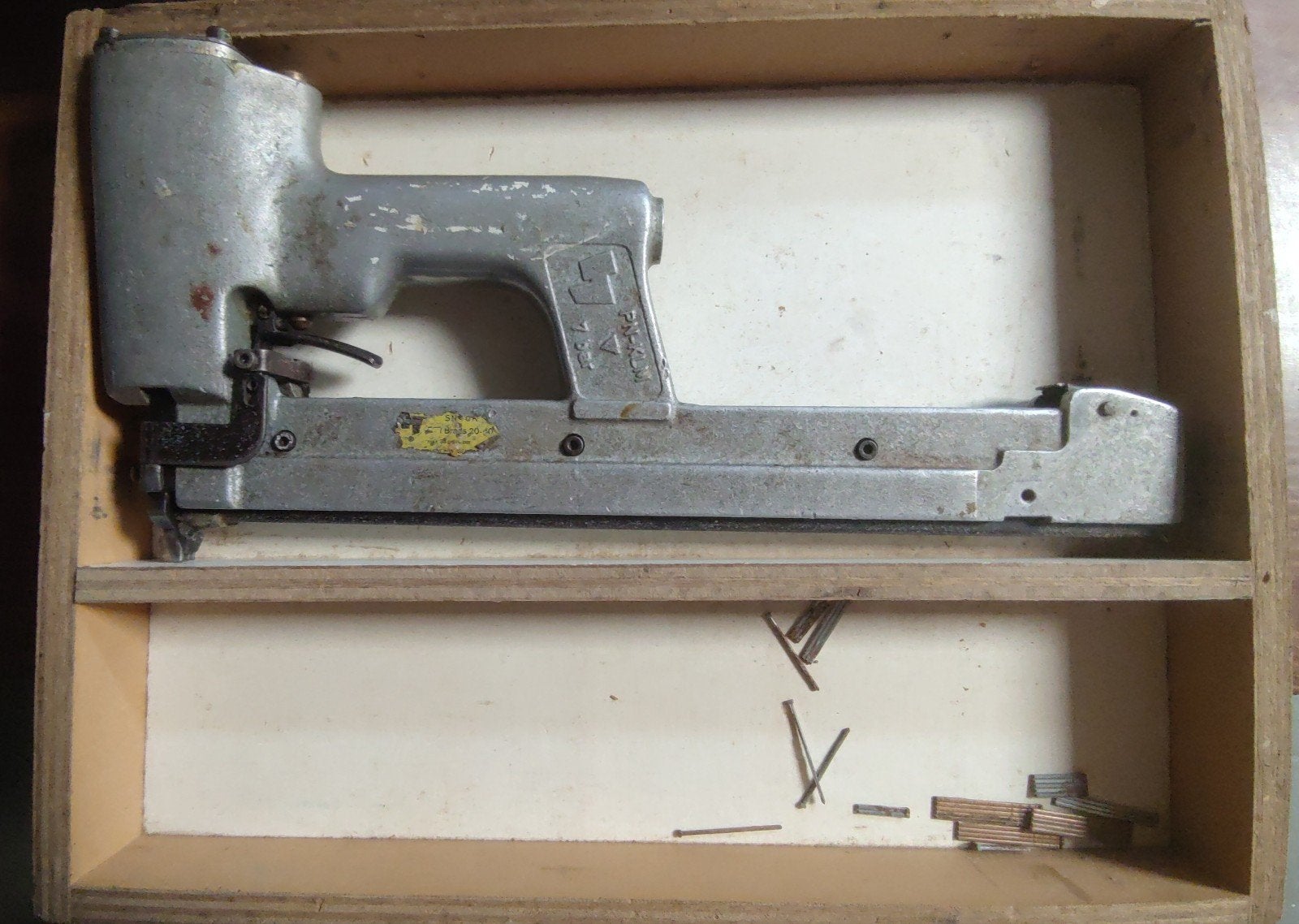 Haubold PN-KLM nagelaar voor onderdelen of op te knappen., Doe-het-zelf en Bouw, Gereedschap | Handgereedschap, Ophalen, Gebruikt