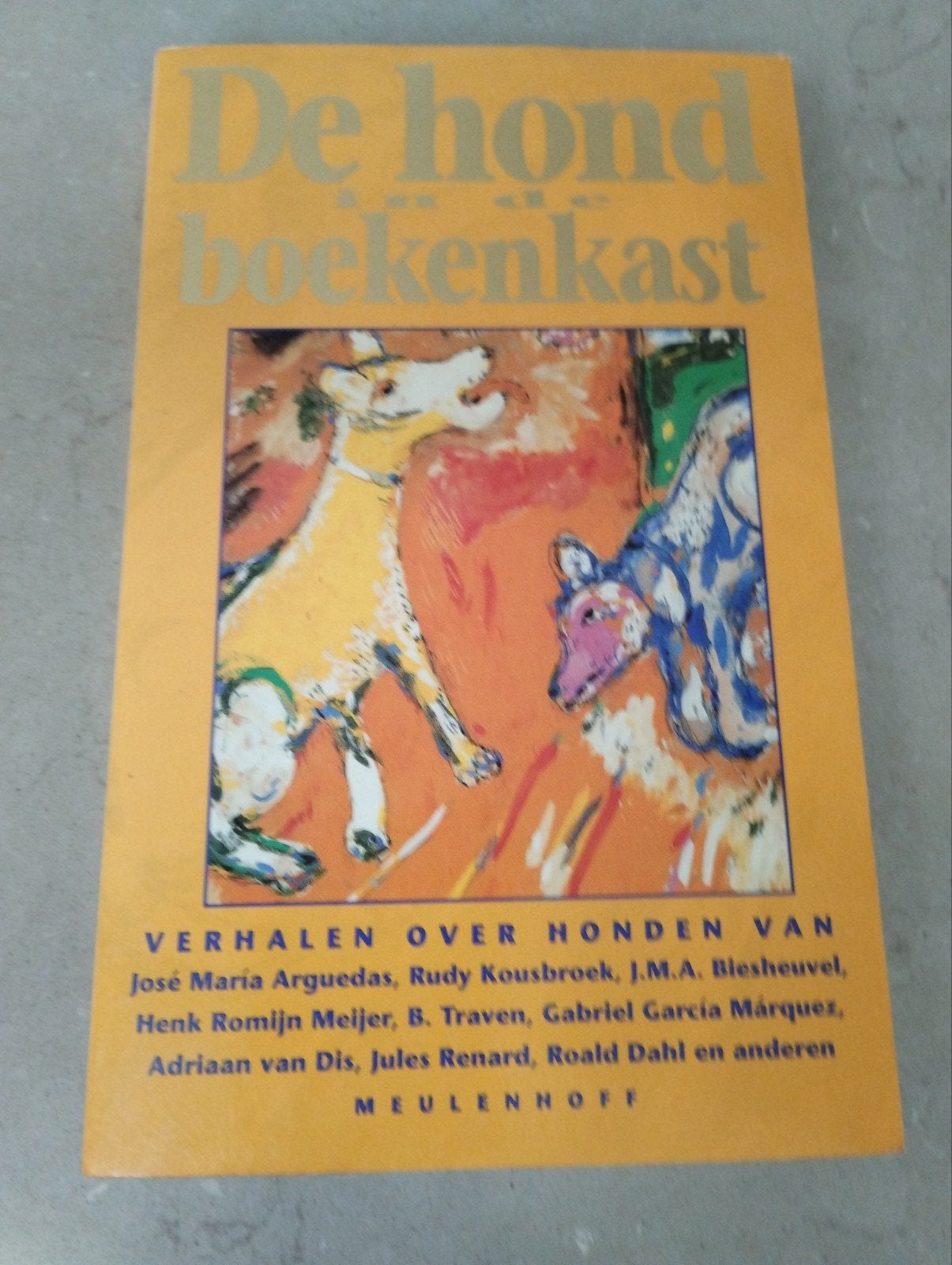 De hond in de boekenkast., Livres, Animaux & Animaux domestiques, Enlèvement, Comme neuf, Chiens