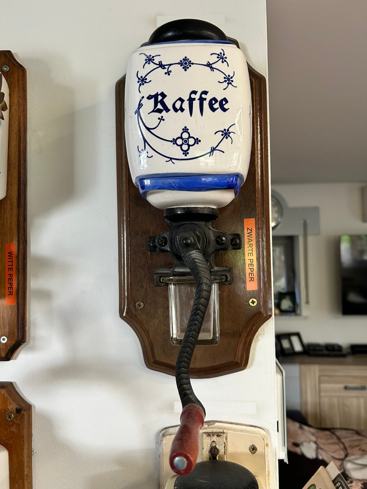 Hangende koffiemolen, Enlèvement