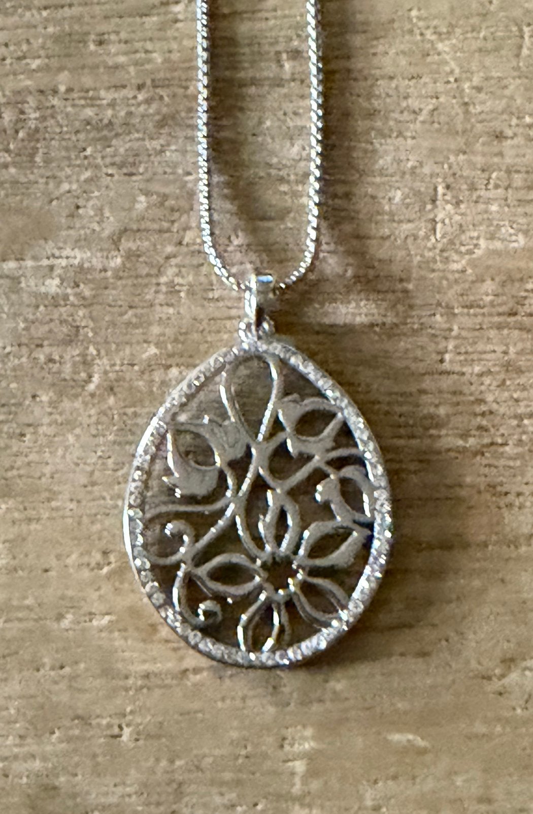 Nouveau collier avec pendentif (Fiell), Bijoux, Sacs & Beauté, Enlèvement, Neuf, Avec pendentif