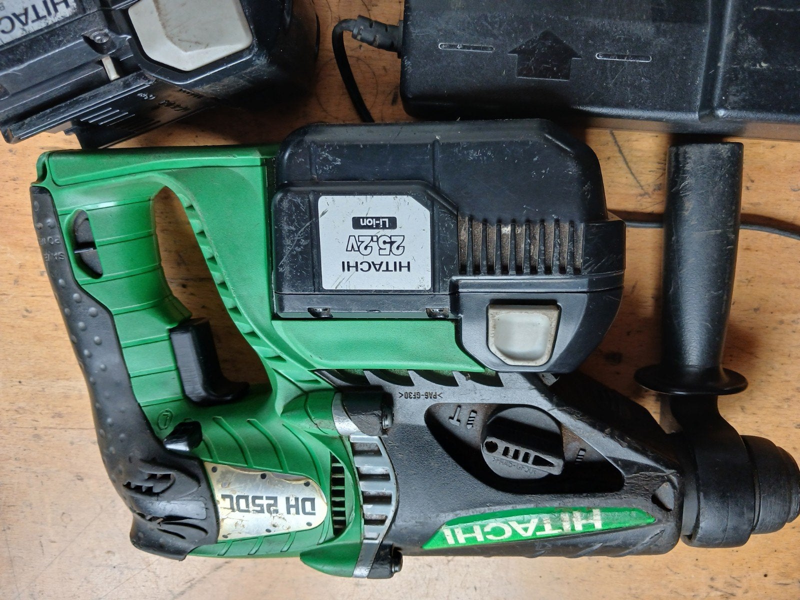 hitachi dh 25dl met 2 accus en lader +boorkop, Ophalen of Verzenden, Gebruikt