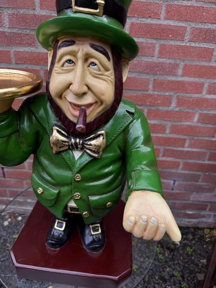 Ierse Leprechaun beeld met dienblad en asbak