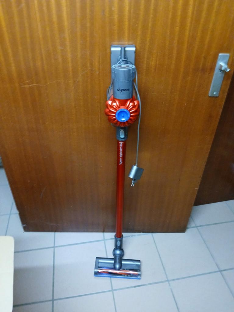 Dyson V6 rood in superconditie, Elektronische apparatuur, Stofzuigers, Ophalen, Dyson